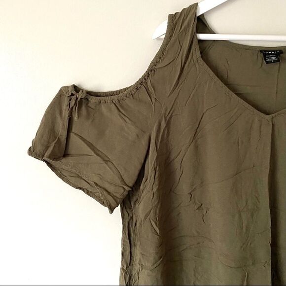 Torrid green cold shoulder 3X blouse tie sleeve - Picture 4 of 5